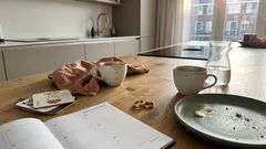 Waarom je relatie na 15 jaar soms ineens stiller voelt (en hoe je weer bewust voor verbinding kiest)